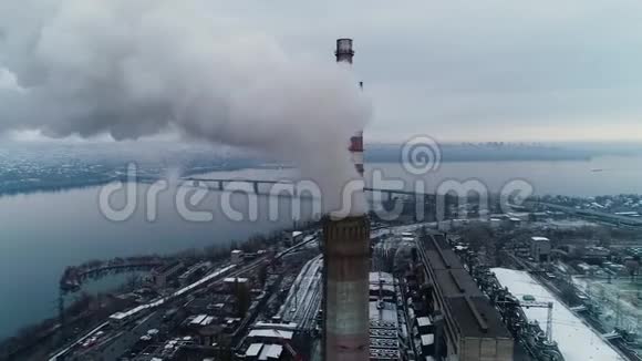 老工厂空中拍摄的烟从管道里冒出来背景是一条河视频的预览图