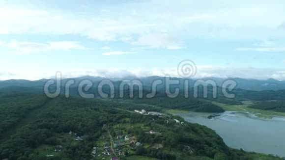 空中无人机观赏青山房屋湖泊背景山的美丽自然风光视频的预览图