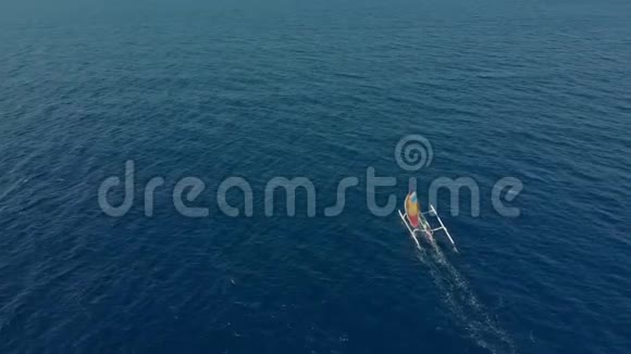 传统渔船在靠近巴厘岛的公海上的航摄视频的预览图