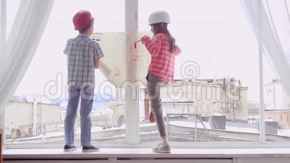 两个微笑的年轻建筑工人计划建筑工程视频的预览图