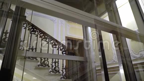 历史酒店建筑玻璃电梯视频的预览图