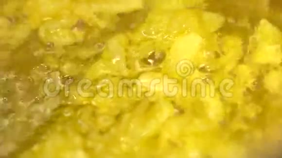 洋葱和大蒜在锅里视频的预览图