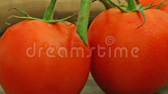 木制桌子上有机西红柿上的慢镜头视频的预览图