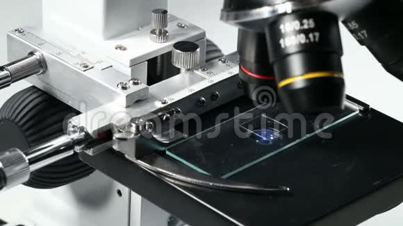 研究人员或科学家在显微镜上移动标本架视频的预览图