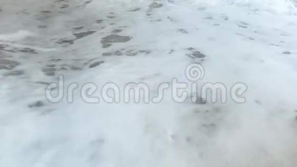 风和日丽的4k大海浪在沙滩上翻滚的视频视频的预览图