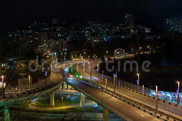 市区交通的夜间照明视频的预览图