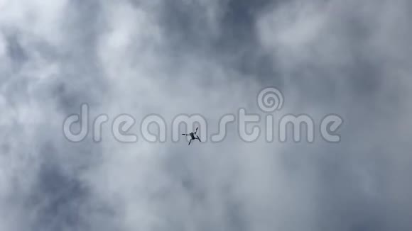 无人机在多云的天空下降落视频的预览图