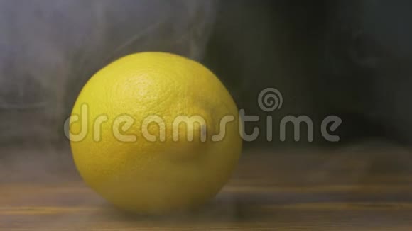 农场成熟的柠檬在寒冷的桌子上从霜冻中缓慢地蒸汽关闭视频的预览图