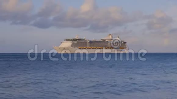 令人惊叹的美丽大西洋绿松石水面大游船融合蓝天白云阿鲁巴岛视频的预览图