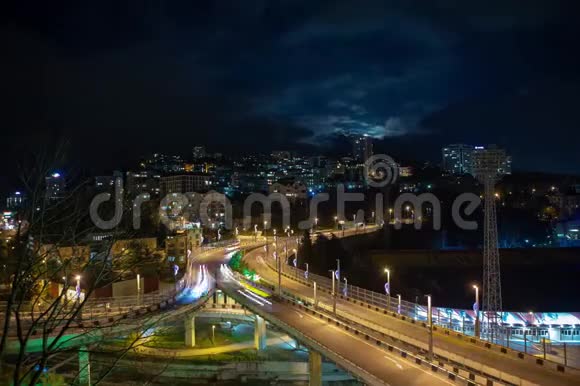 市区交通的夜间照明视频的预览图