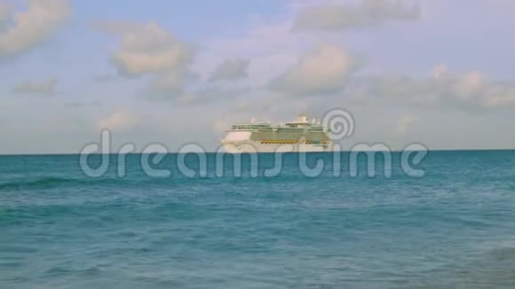 令人惊叹的美丽大西洋绿松石水面大游船融合蓝天白云阿鲁巴岛视频的预览图
