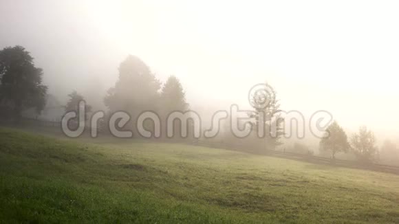 雾中的乡村山村视频的预览图