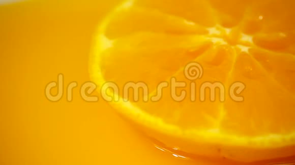 缓慢地将橙汁倒入橙果中视频的预览图
