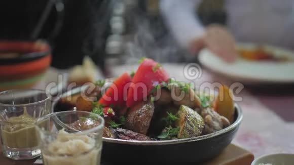 热菜在餐厅桌上厄运从盘子里视频的预览图