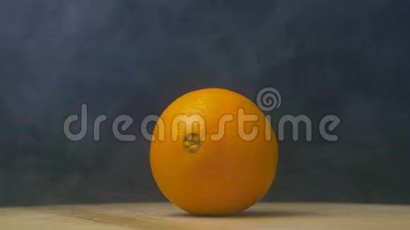 成熟的农场橙色在轻烟或蒸汽中缓慢旋转关闭复制空间视频的预览图