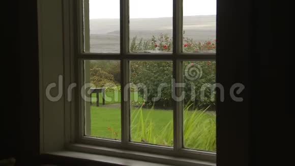透过窗户看花园和小山视频的预览图