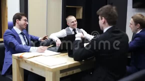 在会议室里穿西装的男人说话微笑视频的预览图