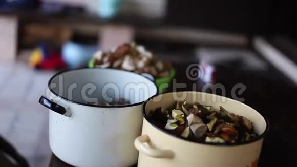 炖锅里的蘑菇视频的预览图
