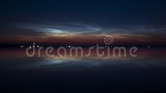 夜光云笼罩着湖面视频的预览图