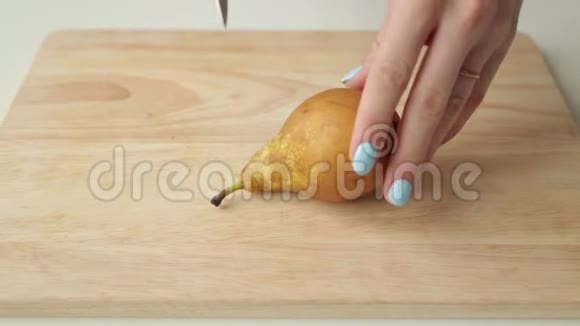 用刀子准备水果片视频的预览图