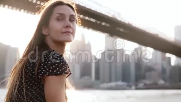慢镜头肖像和平的白种人女孩金色的头发环顾四周享受美丽的纽约日落景色视频的预览图