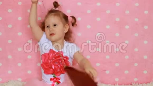 女士时尚有趣可爱的小女孩打扮试着穿一个红色的包视频的预览图