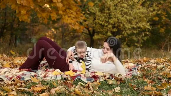 妈妈和儿子在秋天公园视频的预览图