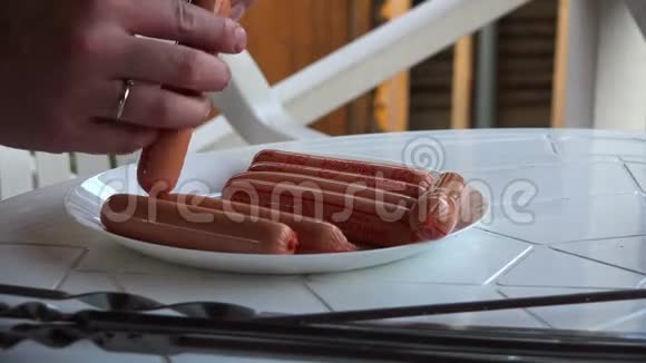 厨师从香肠里取出保护膜视频的预览图