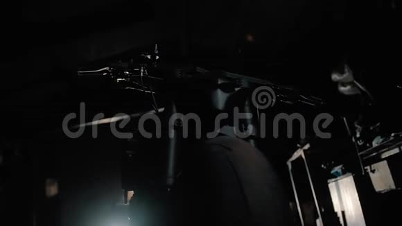 晚上车库里的黑色摩托车视频的预览图