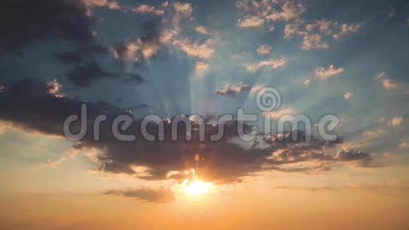 日出或日落天空中有蓬松的云和光线视频的预览图