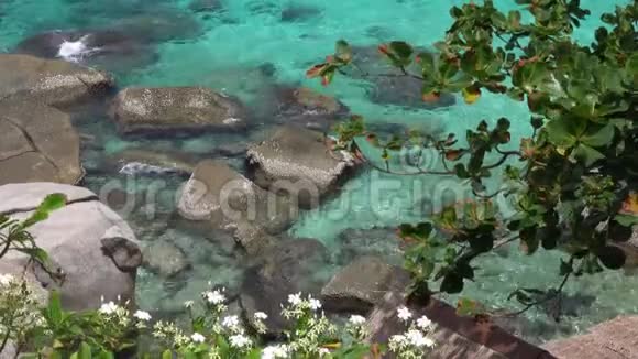 泰国高涛岛泻湖有水晶绿松石水和岩石海岸视频的预览图