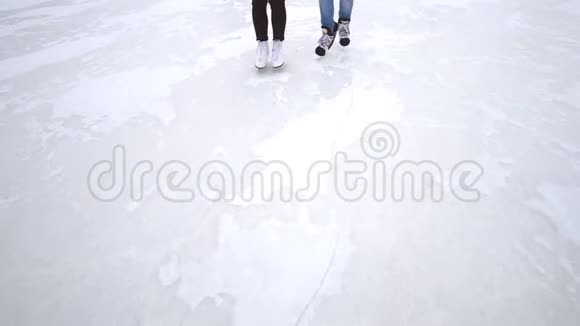 女孩们滑冰冬季运动视频的预览图