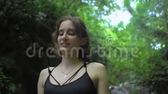 绿林背景的野生丛林少女视频的预览图