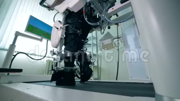 虚拟现实模拟器病人康复残障人士正在步行增强其下半身视频的预览图