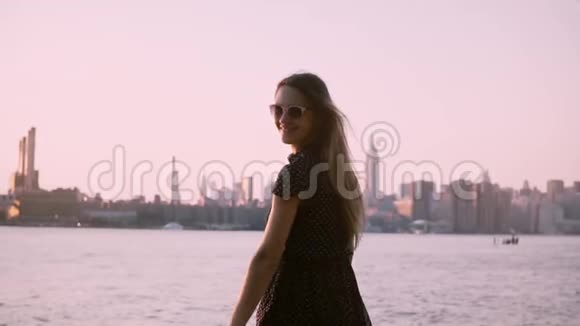 戴墨镜的欧洲美女回眸相机微笑欣赏夏日夕阳慢动作中镜头视频的预览图