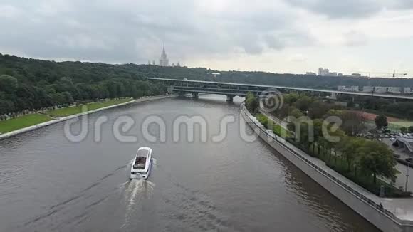 夏季莫斯科河的鸟瞰图视频的预览图