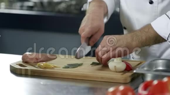 厨师在厨房切绿色植物厨师手切蔬菜的特写视频的预览图