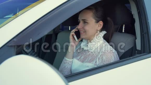有魅力的女人在车里用电话说话视频的预览图