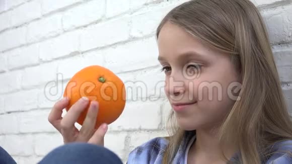 儿童早餐吃橘子水果女孩闻健康食品厨房视频的预览图