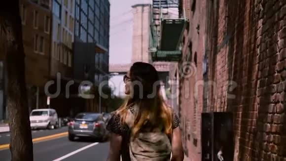 镜头跟随白种人女游客戴着时尚太阳镜探索纽约市的老街道慢动作视频的预览图