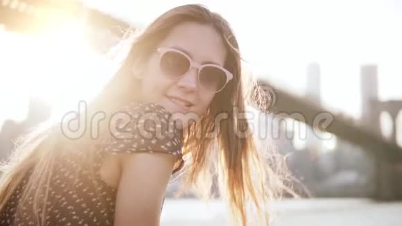 慢动作特写快乐的欧洲女游客戴太阳镜微笑相机日落纽约风景视频的预览图