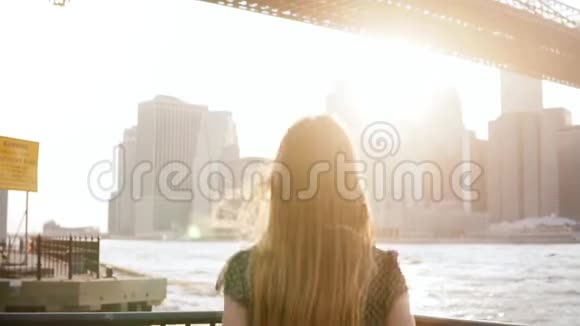 后景幸福姑娘朝河堤奔去蹦蹦跳跳举起手臂兴奋地在纽约市慢动作视频的预览图