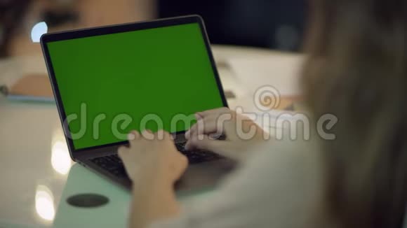 女性手提电脑键盘家里有绿色屏幕视频的预览图