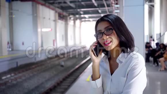 在火车站打手机的女人视频的预览图