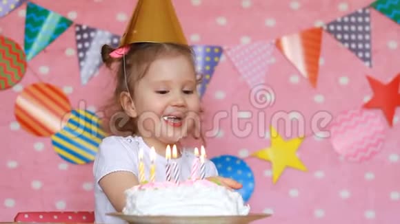 生日快乐可爱的女孩子许愿吹灭蜡烛在聚会上吃蛋糕视频的预览图