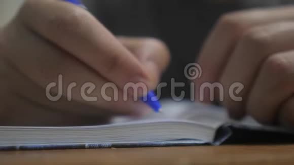 人在笔记本上写字男人用生活方式写记事本概念商业教育男人做笔记视频的预览图