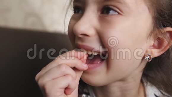 那个小女孩把掉在我嘴里的婴儿牙松开了视频的预览图