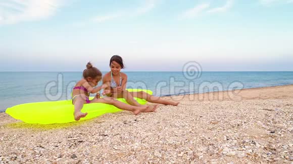 小女孩在海边的充气床垫上放松视频的预览图