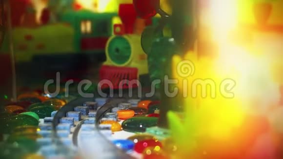 五颜六色的玩具火车在摄像机上通过铁轨移动关闭儿童铁路视频的预览图