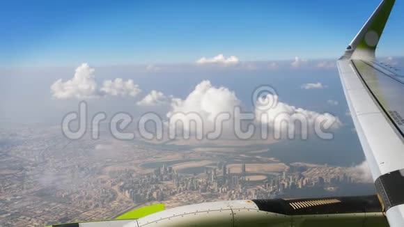 从飞机窗口俯瞰沙漠中的大波利斯视频的预览图